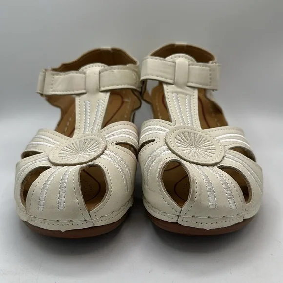 Shibever cream and tan closed toe wedge sandals, size 38 (7) - Picture 6 of 7
